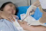 Bé 12 tuổi bị chó nhà hàng xóm cắn nhiều vết trên cơ thể