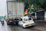 Taxi tông vào ô tô tải dừng ven đường, tài xế nằm bất động trong xe