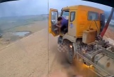 Xe tải chạm vào dây điện rồi bốc cháy, tài xế vội nhảy khỏi cabin