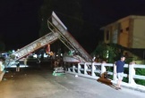 Xe tải làm sập cổng chào trong đêm
