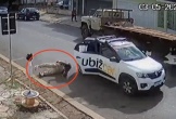 Người phụ nữ nhảy khỏi taxi đang chạy để trốn trả tiền