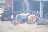 Kiện hàng từ trên xe container rơi xuống đè 2 người thương vong
