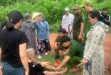 Công an xã xuyên đêm tìm kiếm cụ bà đi lạc trong rừng