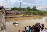 Sau va chạm giao thông, xe ô tô 5 chỗ ngồi lao xuống sông