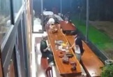 Đang ngồi với bạn tại nhà, người đàn ông bất ngờ trúng đạn và tử vong ngay sau đó
