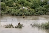 Dùng máy bay không người lái cứu 2 cháu bé mắc kẹt giữa dòng lũ