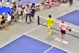 VIDEO: VĐV pickleball dùng vợt đánh thẳng vào đầu trọng tài
