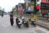 Mâu thuẫn trong làm ăn, 4 đối tượng rủ nhau chặn đánh người, cướp xe máy