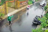 Người phụ nữ bị nhóm của chồng chặn đánh trước cửa nhà