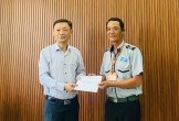 Chiếc nhẫn cưới dưới cát và 2 
