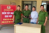 Người dân giao nộp khẩusúng ngắn và 5 viênđạn nhặt được ở bãi rác