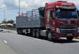 Xe máy va chạm xe đầu kéo trên quốc lộ 1A, 2 người thươngvong