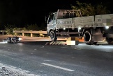 Đâm vào xe tải đậu bên đường, nam thanh niên 20 tuổi tử vong