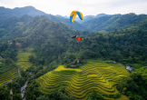 Bay dù lượn ngắm ruộng bậc thang mùa lúa chín tại Thông Nguyên, Tuyên Quang