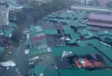 Bão số 10 Bualoi quần thảo dữ dội: 8 người mắc kẹt trong 2 ngôi nhà sập