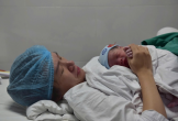 Em bé chào đời lúc 0 giờ 2 phút mang tên Quốc Khánh