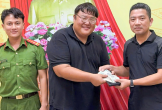 Trả lại tiền bỏ quên trên bãi biển Đà Nẵng cho du khách Hàn Quốc