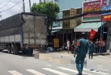 Xe tải cuốn xe máy vào gầm, hai mẹ con tử vong thương tâm