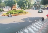 Xe hơi đi ngược vòng xuyến, húc người đi xe máy lộn nhào trên không
