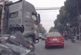 Xe con bị húc vì dừng ngay góc chết của xe đầu kéo