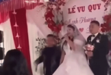 Clip cô dâu, chú rể bị ném mắm tôm ngay trên sân khấu ở Ninh Bình: Công an vào cuộc, hé lộ nguồn cơn