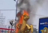 VIDEO: Linh vật ngựa bất ngờ bốc cháy tại quảng trường đông người