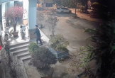 Nam thanh niên cầm 2 con dao trèo qua cổng vào trụ sở công an quậy phá
