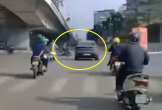 Rẽ vội tại đèn xanh, xe máy bị ôtô đâm bay