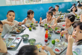 Siết bữa ăn học đường bằng “khung 10 bước”: Có đủ chặn rủi ro từ bếp đến bàn ăn?